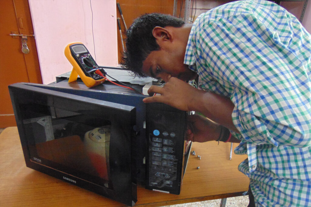 microwave oven mechanic